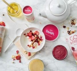 Gefriergetrocknetes Obst von Buah, angerichtet zu einem leckeren Superfoods-Frühstück