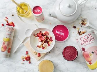 Gefriergetrocknetes Obst von Buah, angerichtet zu einem leckeren Superfoods-Frühstück