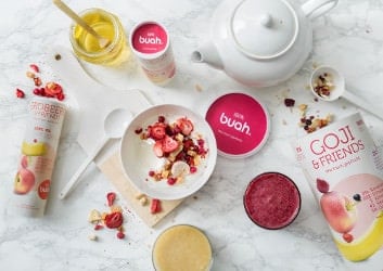 Gefriergetrocknetes Obst von Buah, angerichtet zu einem leckeren Superfoods-Frühstück