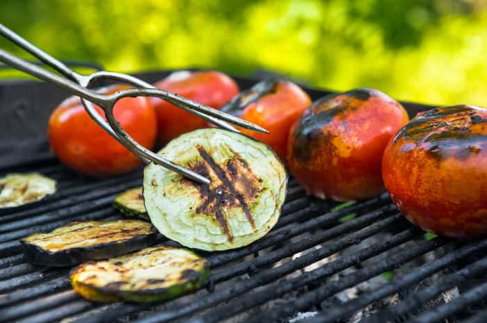 Tomaten und Auberginen auf dem Grill