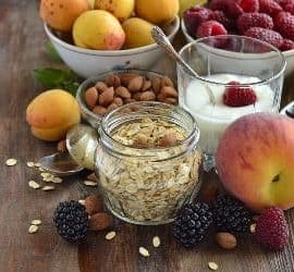 Lebensmittel für gesunde Ernährung angerichtet auf einem Tisch