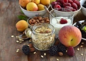 Lebensmittel für gesunde Ernährung angerichtet auf einem Tisch