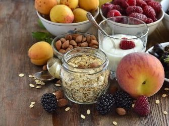 Lebensmittel für gesunde Ernährung angerichtet auf einem Tisch