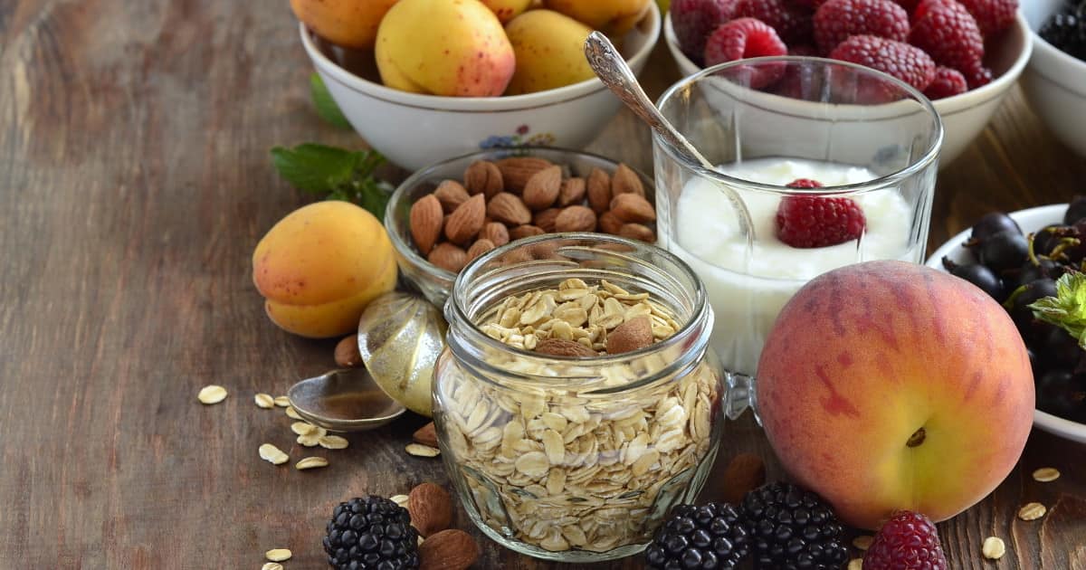 Lebensmittel für gesunde Ernährung angerichtet auf einem Tisch - Ballaststoffe