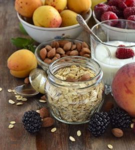 Lebensmittel für gesunde Ernährung angerichtet auf einem Tisch