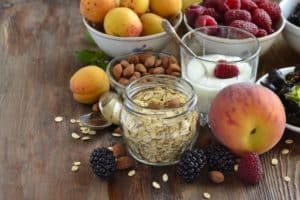 Lebensmittel für gesunde Ernährung angerichtet auf einem Tisch