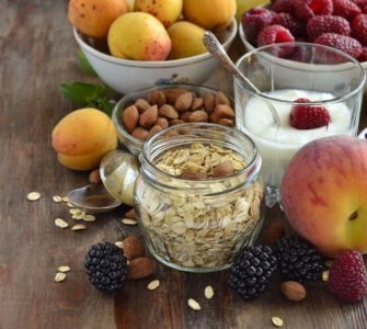 Lebensmittel für gesunde Ernährung angerichtet auf einem Tisch