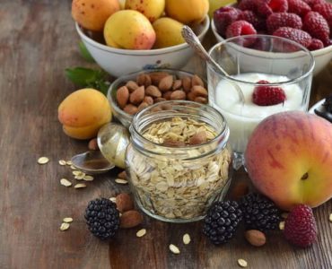Lebensmittel für gesunde Ernährung angerichtet auf einem Tisch