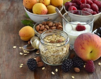 Lebensmittel für gesunde Ernährung angerichtet auf einem Tisch