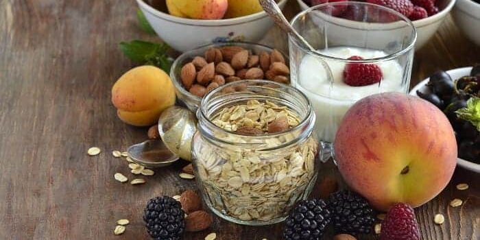 gesunde Ernährung Lebensmittel müsli_fullsize Lebensmittel für gesunde Ernährung angerichtet auf einem Tisch