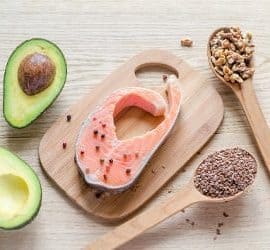 Avocado, Lachs und Samen: gesunde Lebensmittel mit einer hohen Kaloriendichte.
