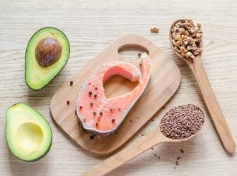 Avocado, Lachs und Samen: gesunde Lebensmittel mit einer hohen Kaloriendichte.