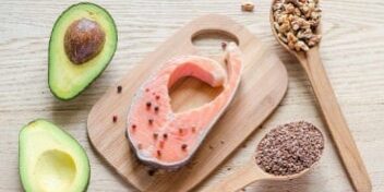 gesunde-dickmacher Avocado, Lachs und Samen: gesunde Lebensmittel mit einer hohen Kaloriendichte.