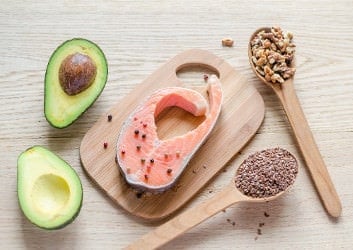Avocado, Lachs und Samen: gesunde Lebensmittel mit einer hohen Kaloriendichte.