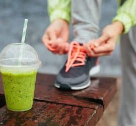 Sportlerin mit gesundem Getränk