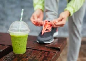 Sportlerin mit gesundem Getränk