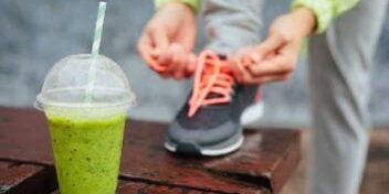 Sportlerin mit gesundem Getränk