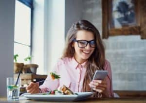 Frau mit gesunden Routinen beim Essen