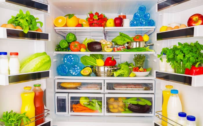 Geöffneter Kühlschrank voller Obst, Gemüse und anderer gesunder Lebensmittel