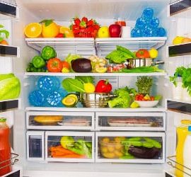 Geöffneter Kühlschrank voller Obst, Gemüse und anderer gesunder Lebensmittel