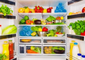 Geöffneter Kühlschrank voller Obst, Gemüse und anderer gesunder Lebensmittel