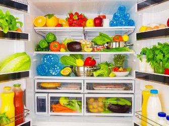 Geöffneter Kühlschrank voller Obst, Gemüse und anderer gesunder Lebensmittel