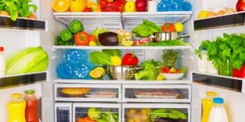 gesunder-kuehlschrank_353 Geöffneter Kühlschrank voller Obst, Gemüse und anderer gesunder Lebensmittel