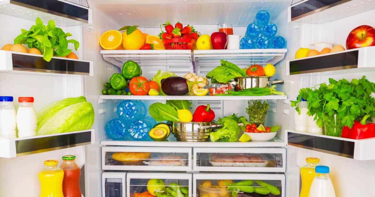 Kühlschrank mit gesunden Lebensmitteln. Ernährungstipps