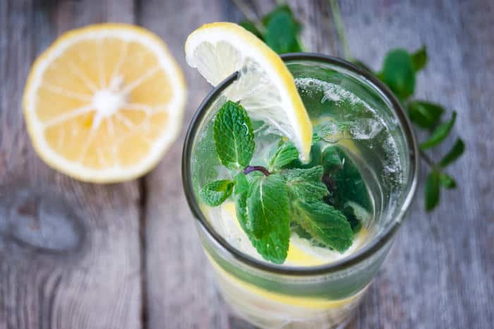 Grüner Tee mit Minze und Zitrone in einem Glas