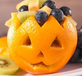 halloween obstsalat mit Orange als Totenkopf