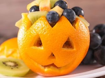 halloween obstsalat mit Orange als Totenkopf