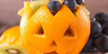 halloween obstsalat mit Orange als Totenkopf