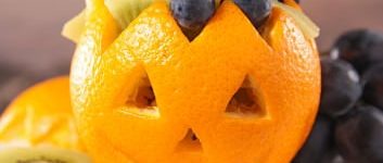 halloween obstsalat mit Orange als Totenkopf