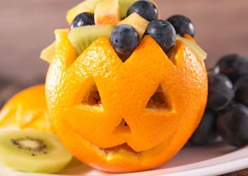 halloween obstsalat mit Orange als Totenkopf