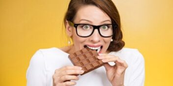 Frau nascht Schokolade