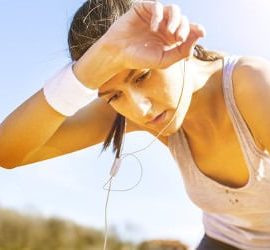 Frau beim Joggen ist müde und schlapp