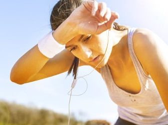 Frau beim Joggen ist müde und schlapp