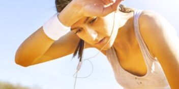 Frau beim Joggen ist müde und schlapp