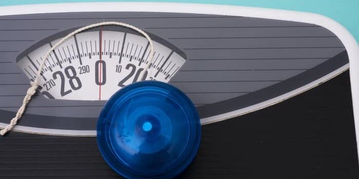 jojo-auf-waage Blaues Jojo auf schwarzer Waage