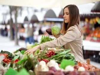 Frau auf dem Gemüsemarkt