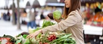 Frau auf dem Gemüsemarkt