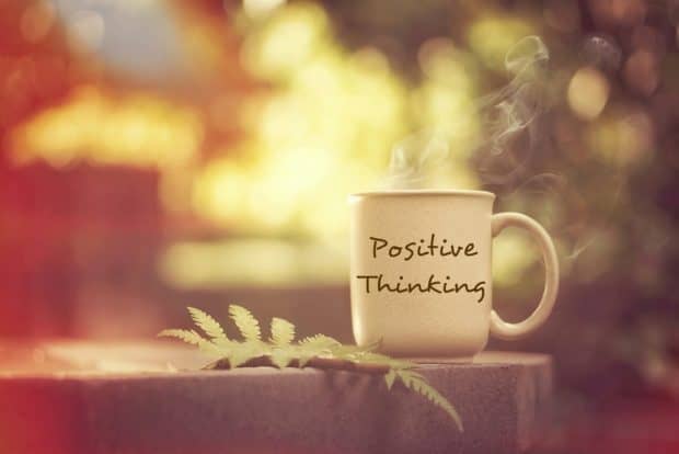 Tasse mit der Aufschrift positive thinking