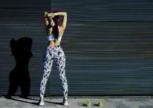 Frau beim Dehnen nach dem Training