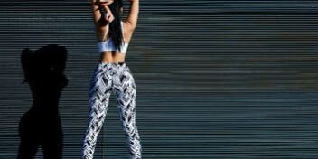 Frau beim Dehnen nach dem Training