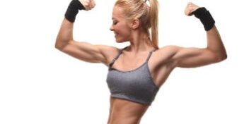 frau mit erfolgreichem muskelaufbau