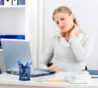 NAckenschmerzen im Büro: Eine schmezhafte Angelegenheit
