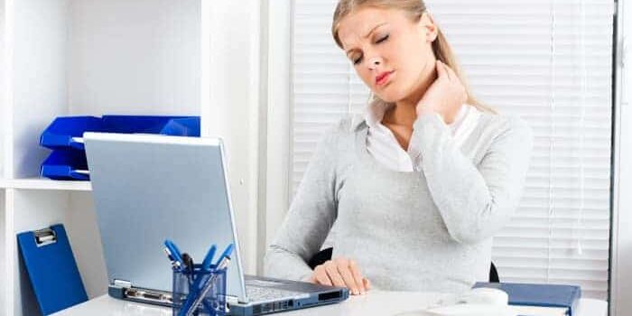 nackenschmerzen im büro frau NAckenschmerzen im Büro: Eine schmezhafte Angelegenheit