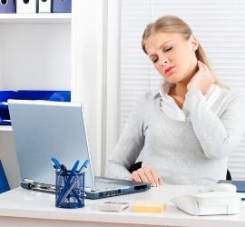 Nackenschmerzen im Büro sind eine schmerzhafte Angelegenheit