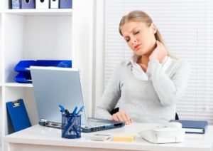 Nackenschmerzen im Büro sind eine schmerzhafte Angelegenheit