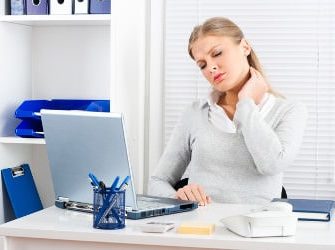 Nackenschmerzen im Büro sind eine schmerzhafte Angelegenheit
